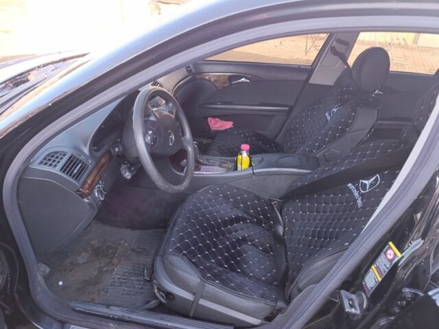 Черный Мерседес 220, объемом двигателя 2.2 л и пробегом 433 тыс. км за 4000 $, фото 1 на Automoto.ua