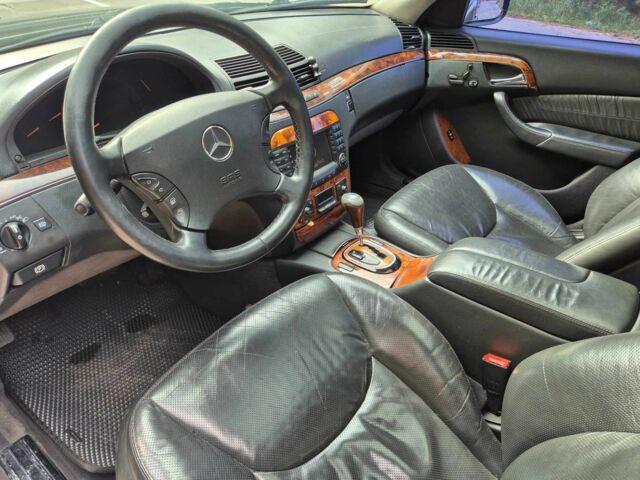 Черный Мерседес 220, объемом двигателя 3.2 л и пробегом 300 тыс. км за 4900 $, фото 4 на Automoto.ua