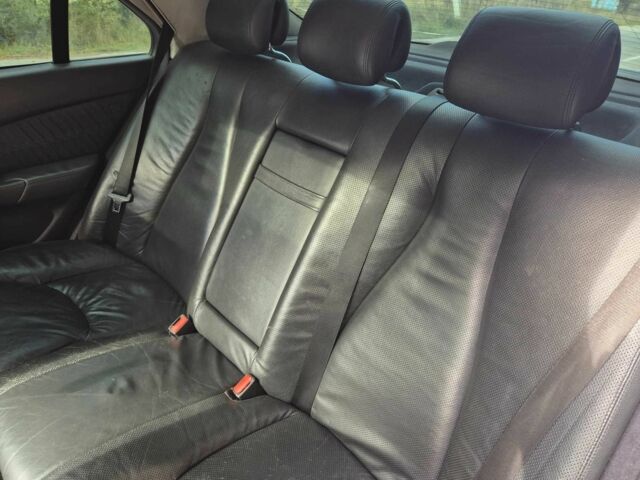 Черный Мерседес 220, объемом двигателя 3.2 л и пробегом 300 тыс. км за 4900 $, фото 6 на Automoto.ua