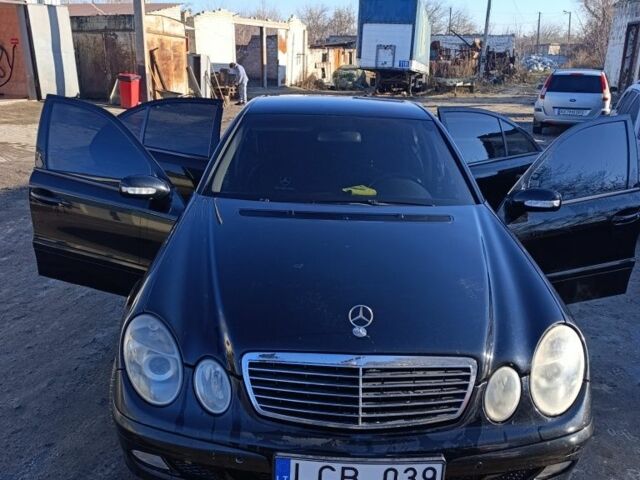 Черный Мерседес 220, объемом двигателя 2.2 л и пробегом 433 тыс. км за 4000 $, фото 7 на Automoto.ua