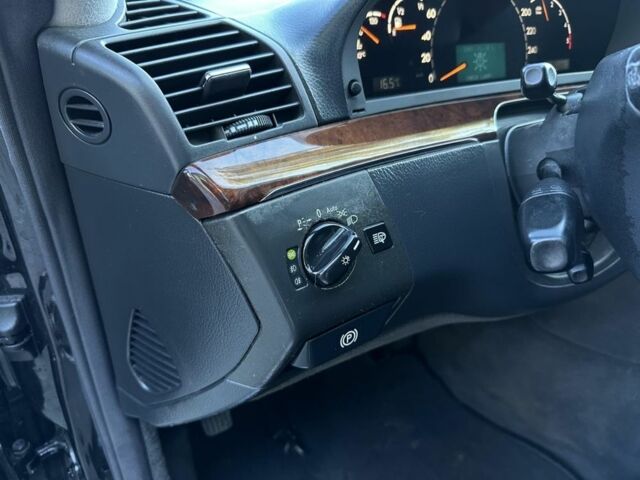 Черный Мерседес 220, объемом двигателя 3.2 л и пробегом 503 тыс. км за 8500 $, фото 12 на Automoto.ua