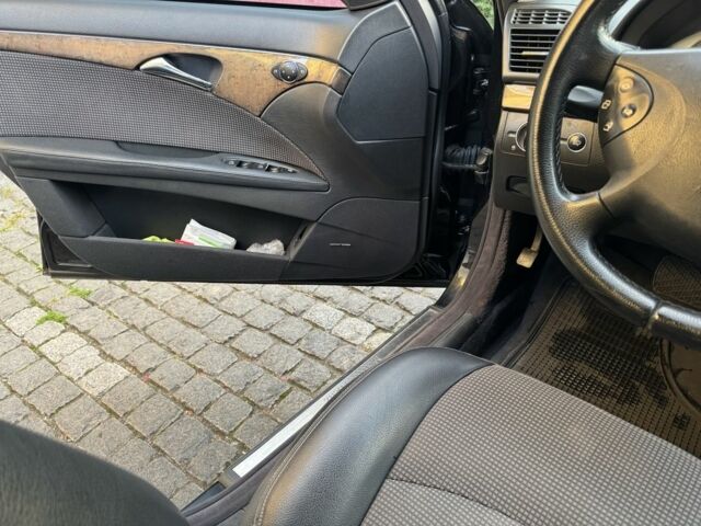 Чорний Мерседес 220, об'ємом двигуна 2.2 л та пробігом 280 тис. км за 7900 $, фото 11 на Automoto.ua