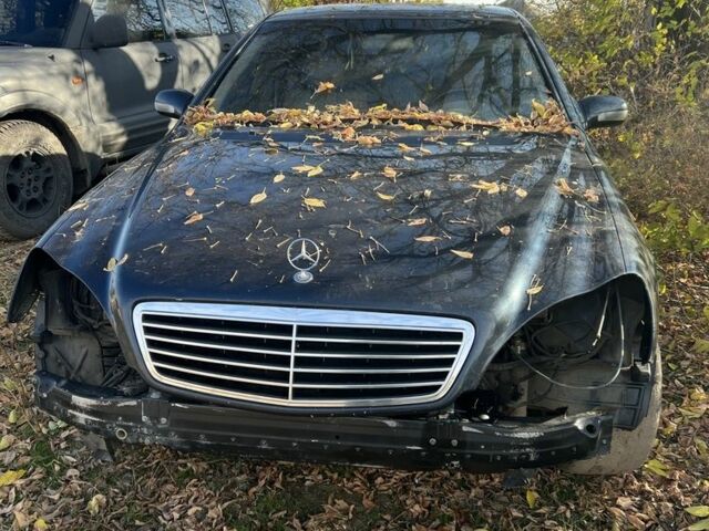 Черный Мерседес 220, объемом двигателя 3.2 л и пробегом 300 тыс. км за 1000 $, фото 1 на Automoto.ua