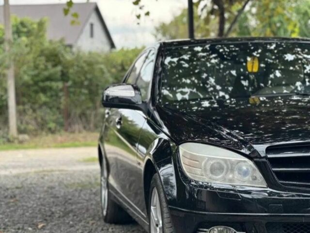 Черный Мерседес 220, объемом двигателя 2 л и пробегом 275 тыс. км за 10000 $, фото 3 на Automoto.ua