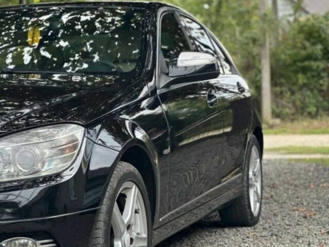 Черный Мерседес 220, объемом двигателя 2 л и пробегом 275 тыс. км за 10000 $, фото 4 на Automoto.ua