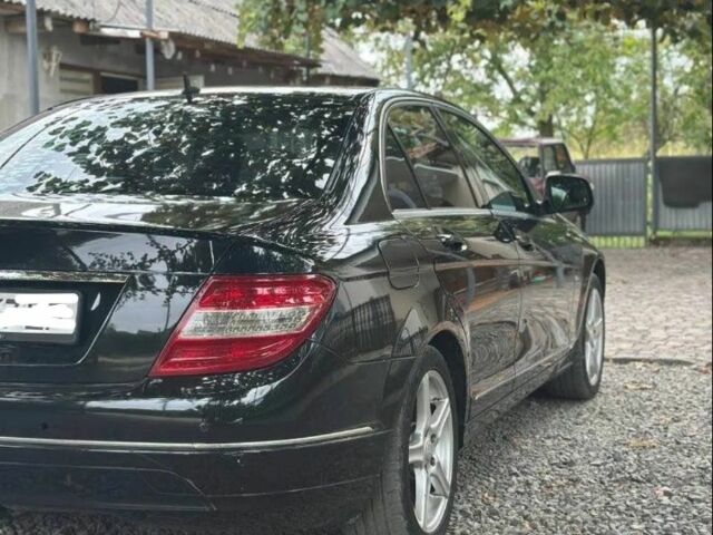 Черный Мерседес 220, объемом двигателя 2 л и пробегом 275 тыс. км за 10000 $, фото 2 на Automoto.ua