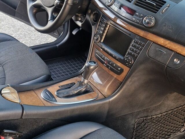 Черный Мерседес 220, объемом двигателя 2.1 л и пробегом 261 тыс. км за 10200 $, фото 7 на Automoto.ua