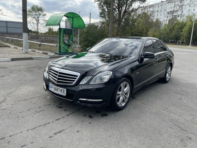 Черный Мерседес 220, объемом двигателя 2.1 л и пробегом 269 тыс. км за 15000 $, фото 1 на Automoto.ua