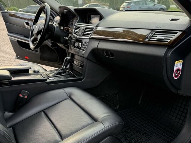 Черный Мерседес 220, объемом двигателя 2.1 л и пробегом 337 тыс. км за 11200 $, фото 16 на Automoto.ua