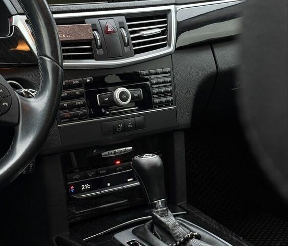 Чорний Мерседес 220, об'ємом двигуна 2.1 л та пробігом 395 тис. км за 12500 $, фото 20 на Automoto.ua