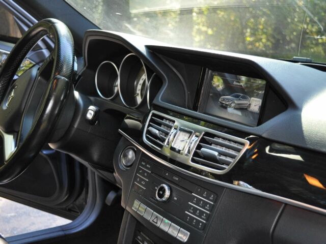 Черный Мерседес 220, объемом двигателя 2.1 л и пробегом 211 тыс. км за 19999 $, фото 12 на Automoto.ua