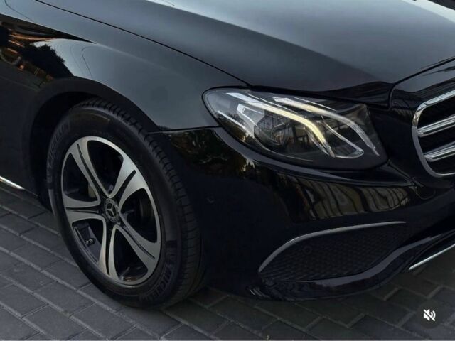 Чорний Мерседес 220, об'ємом двигуна 2 л та пробігом 94 тис. км за 32000 $, фото 3 на Automoto.ua