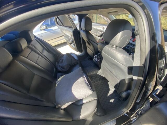 Черный Мерседес 220, объемом двигателя 2 л и пробегом 370 тыс. км за 22500 $, фото 12 на Automoto.ua