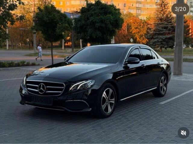 Чорний Мерседес 220, об'ємом двигуна 2 л та пробігом 94 тис. км за 32000 $, фото 1 на Automoto.ua