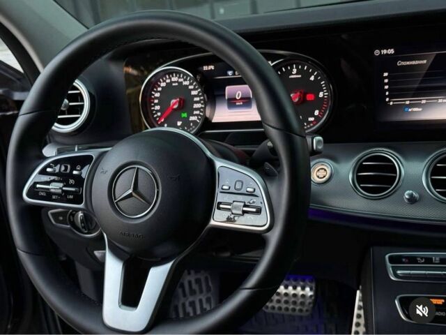 Чорний Мерседес 220, об'ємом двигуна 2 л та пробігом 94 тис. км за 32000 $, фото 5 на Automoto.ua