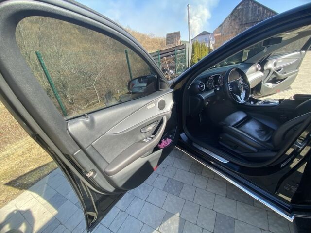 Черный Мерседес 220, объемом двигателя 2 л и пробегом 370 тыс. км за 22500 $, фото 8 на Automoto.ua