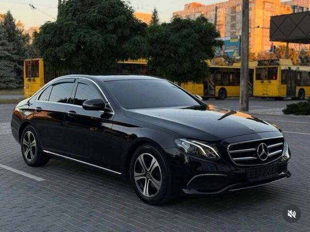 Чорний Мерседес 220, об'ємом двигуна 2 л та пробігом 94 тис. км за 32000 $, фото 2 на Automoto.ua