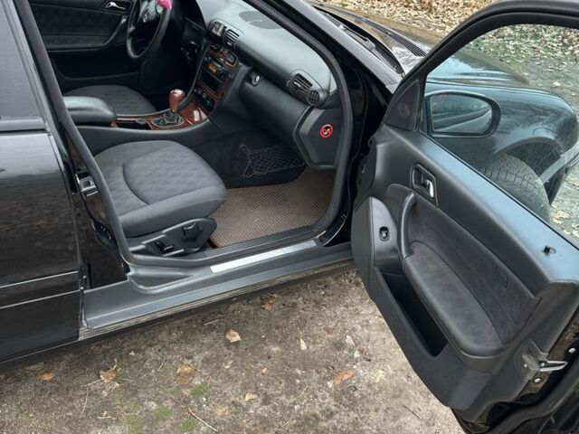 Черный Мерседес 220, объемом двигателя 2.2 л и пробегом 231 тыс. км за 2700 $, фото 8 на Automoto.ua