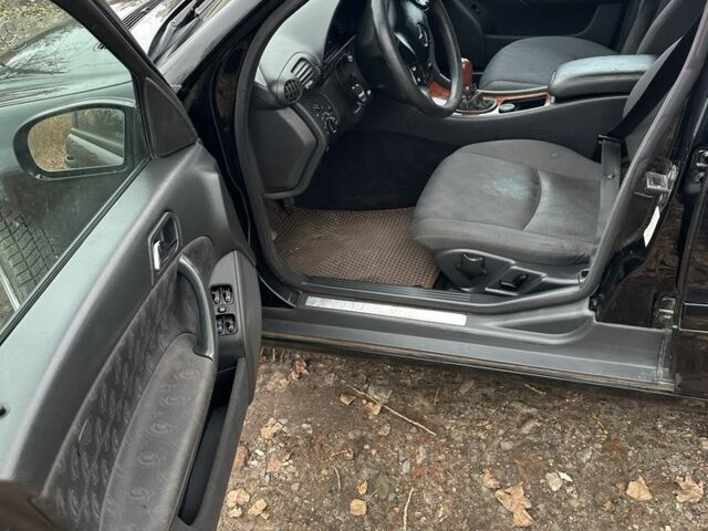 Черный Мерседес 220, объемом двигателя 2.2 л и пробегом 231 тыс. км за 2700 $, фото 5 на Automoto.ua