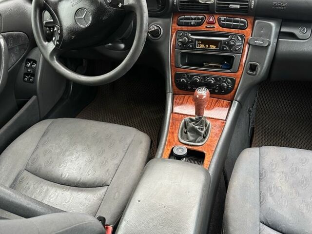 Черный Мерседес 220, объемом двигателя 2.2 л и пробегом 231 тыс. км за 2700 $, фото 10 на Automoto.ua