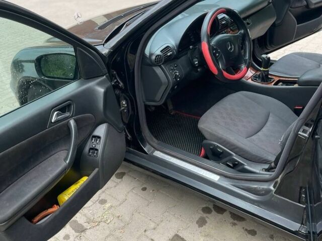 Черный Мерседес 220, объемом двигателя 2.2 л и пробегом 530 тыс. км за 4000 $, фото 6 на Automoto.ua