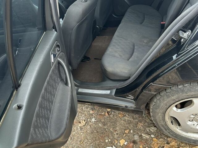 Черный Мерседес 220, объемом двигателя 2.2 л и пробегом 231 тыс. км за 2700 $, фото 6 на Automoto.ua