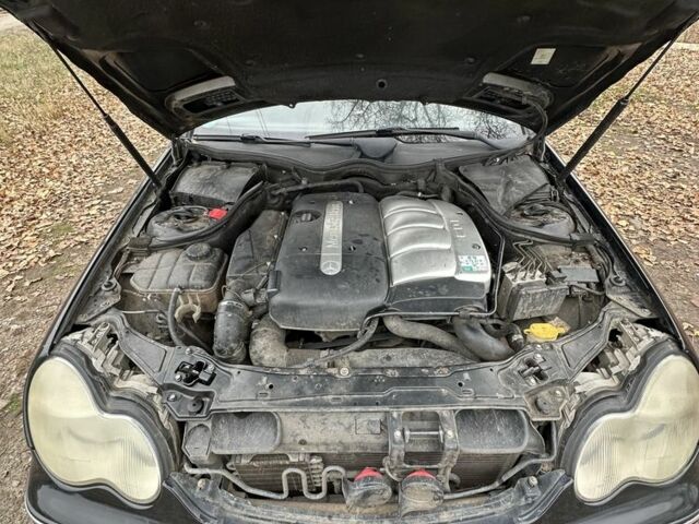 Черный Мерседес 220, объемом двигателя 2.2 л и пробегом 231 тыс. км за 2700 $, фото 4 на Automoto.ua