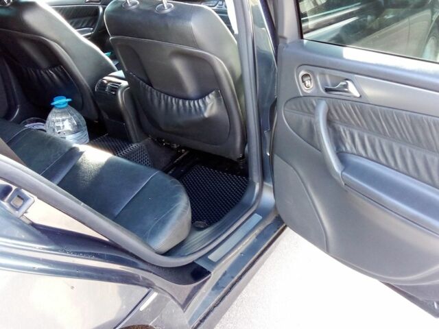 Черный Мерседес 220, объемом двигателя 2.1 л и пробегом 341 тыс. км за 5300 $, фото 6 на Automoto.ua