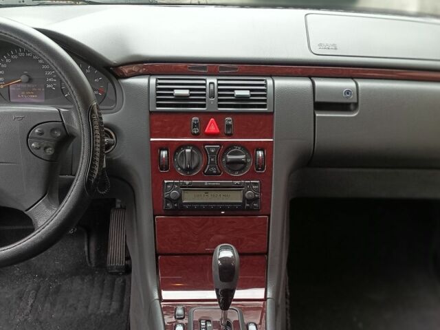 Чорний Мерседес 220, об'ємом двигуна 2.1 л та пробігом 417 тис. км за 6500 $, фото 6 на Automoto.ua