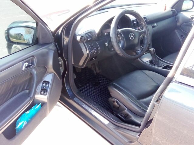 Черный Мерседес 220, объемом двигателя 2.1 л и пробегом 341 тыс. км за 5300 $, фото 2 на Automoto.ua