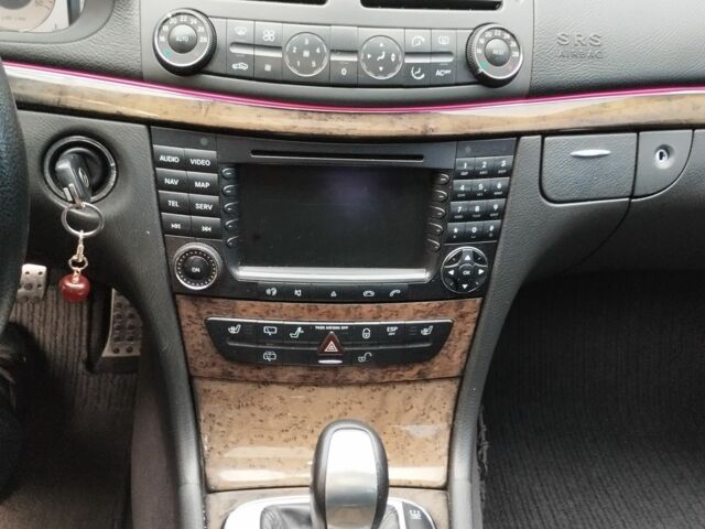 Черный Мерседес 220, объемом двигателя 2.1 л и пробегом 320 тыс. км за 5990 $, фото 7 на Automoto.ua