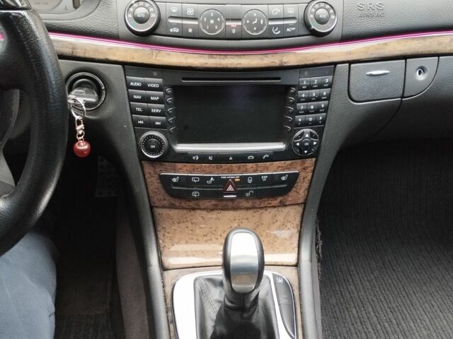 Черный Мерседес 220, объемом двигателя 2.1 л и пробегом 320 тыс. км за 5990 $, фото 5 на Automoto.ua