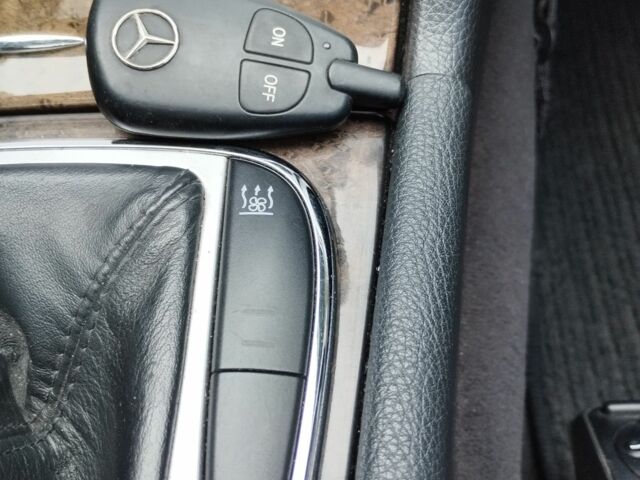 Черный Мерседес 220, объемом двигателя 2.1 л и пробегом 320 тыс. км за 5990 $, фото 6 на Automoto.ua