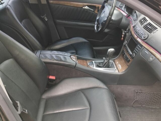 Черный Мерседес 220, объемом двигателя 2.1 л и пробегом 320 тыс. км за 5990 $, фото 16 на Automoto.ua