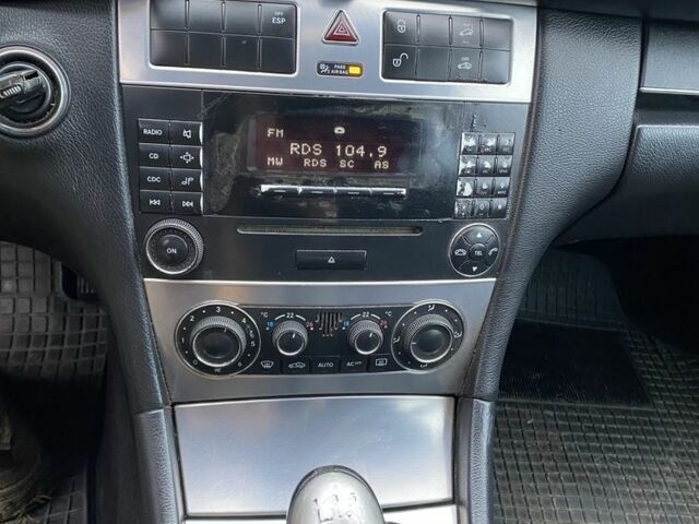 Черный Мерседес 220, объемом двигателя 2.2 л и пробегом 403 тыс. км за 2603 $, фото 6 на Automoto.ua