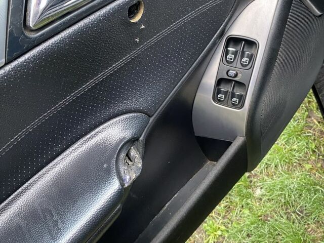 Черный Мерседес 220, объемом двигателя 2.2 л и пробегом 403 тыс. км за 2603 $, фото 4 на Automoto.ua