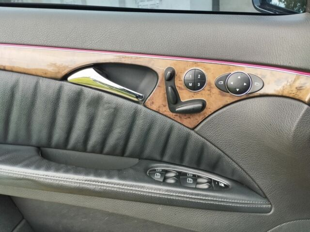 Черный Мерседес 220, объемом двигателя 2.1 л и пробегом 320 тыс. км за 5990 $, фото 13 на Automoto.ua