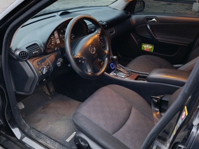 Черный Мерседес 220, объемом двигателя 2.1 л и пробегом 302 тыс. км за 3700 $, фото 8 на Automoto.ua