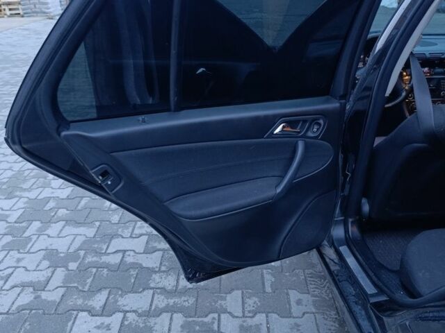 Черный Мерседес 220, объемом двигателя 2.1 л и пробегом 302 тыс. км за 3700 $, фото 10 на Automoto.ua