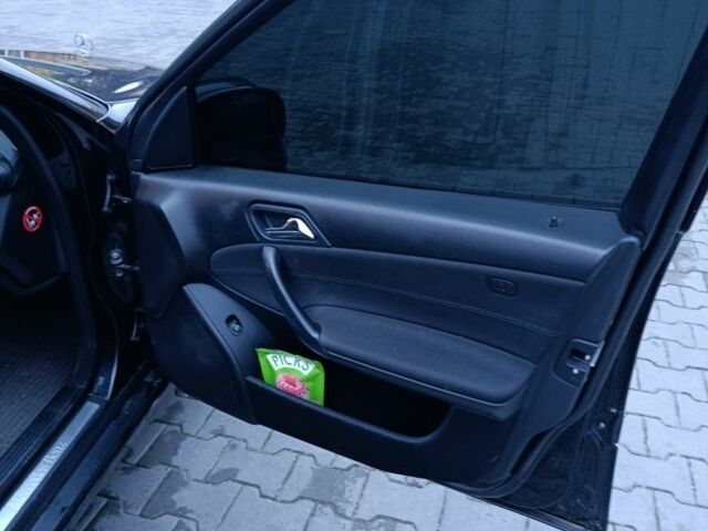 Черный Мерседес 220, объемом двигателя 2.1 л и пробегом 302 тыс. км за 3700 $, фото 14 на Automoto.ua