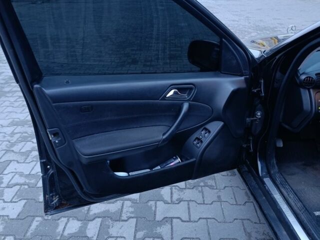 Черный Мерседес 220, объемом двигателя 2.1 л и пробегом 302 тыс. км за 3700 $, фото 9 на Automoto.ua