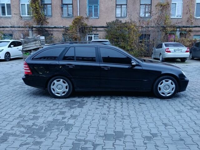 Черный Мерседес 220, объемом двигателя 2.1 л и пробегом 302 тыс. км за 3700 $, фото 2 на Automoto.ua