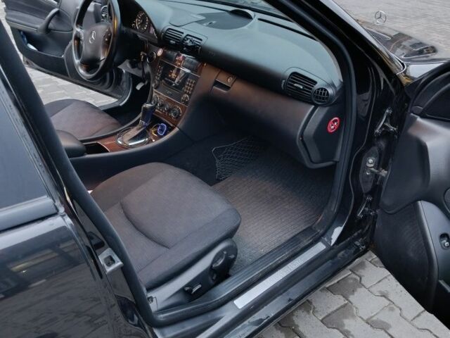 Черный Мерседес 220, объемом двигателя 2.1 л и пробегом 302 тыс. км за 3700 $, фото 13 на Automoto.ua