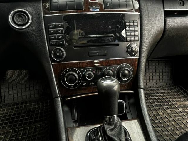 Черный Мерседес 220, объемом двигателя 2.1 л и пробегом 377 тыс. км за 5750 $, фото 11 на Automoto.ua