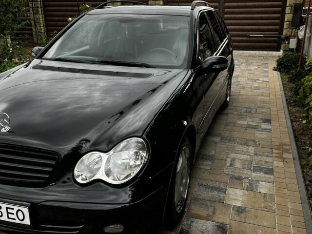 Черный Мерседес 220, объемом двигателя 2.1 л и пробегом 377 тыс. км за 5750 $, фото 1 на Automoto.ua