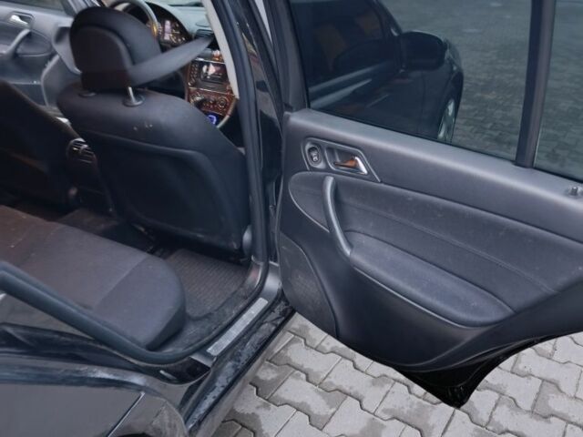 Черный Мерседес 220, объемом двигателя 2.1 л и пробегом 302 тыс. км за 3700 $, фото 12 на Automoto.ua