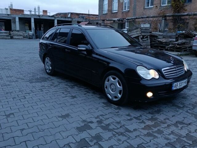 Черный Мерседес 220, объемом двигателя 2.1 л и пробегом 302 тыс. км за 3700 $, фото 1 на Automoto.ua