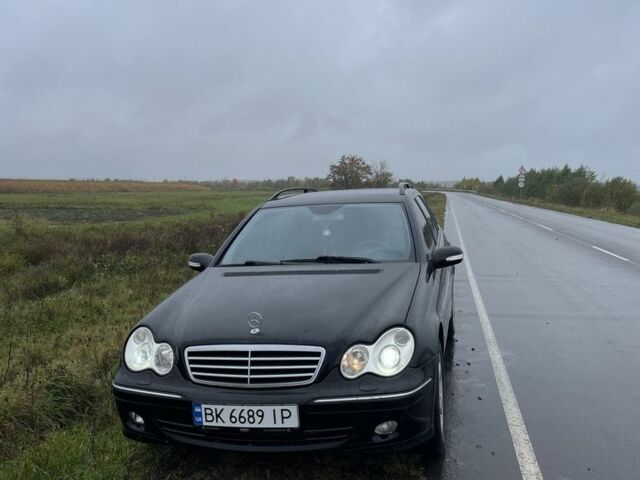 Черный Мерседес 220, объемом двигателя 2.1 л и пробегом 321 тыс. км за 6200 $, фото 1 на Automoto.ua