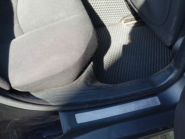 Черный Мерседес 220, объемом двигателя 2.1 л и пробегом 350 тыс. км за 6140 $, фото 4 на Automoto.ua