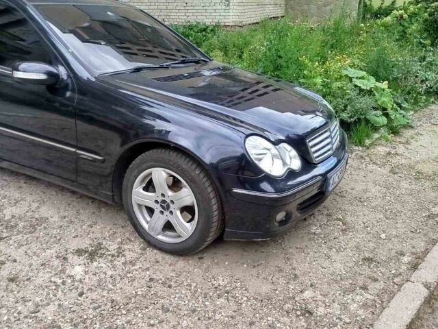 Черный Мерседес 220, объемом двигателя 2.1 л и пробегом 350 тыс. км за 6140 $, фото 2 на Automoto.ua